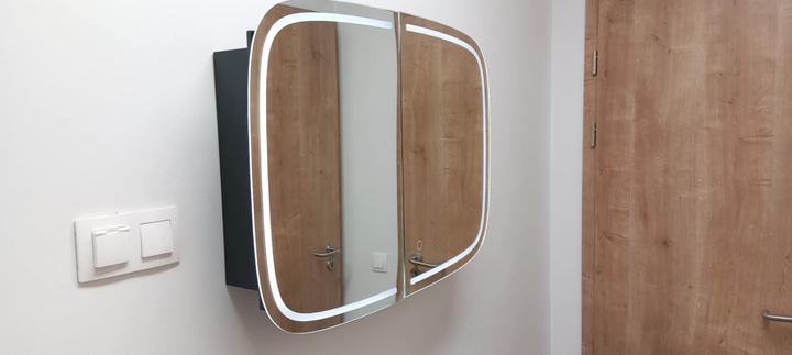 Tükörszekrény világítással, Fali szekrény, AC csatlakozóval és 2 USB porttal, fekete Outlet-VASBÚTOR